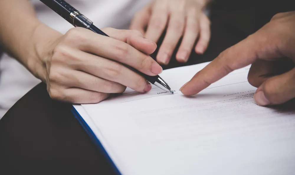 firma-documento-j ¿Acomodar el cuerpo al traje o el traje al cuerpo? Juristas cuestionan la constitucionalidad de las nuevas "reglas" para recursos judiciales.